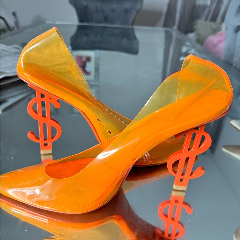 Jennifer Le money heel 42